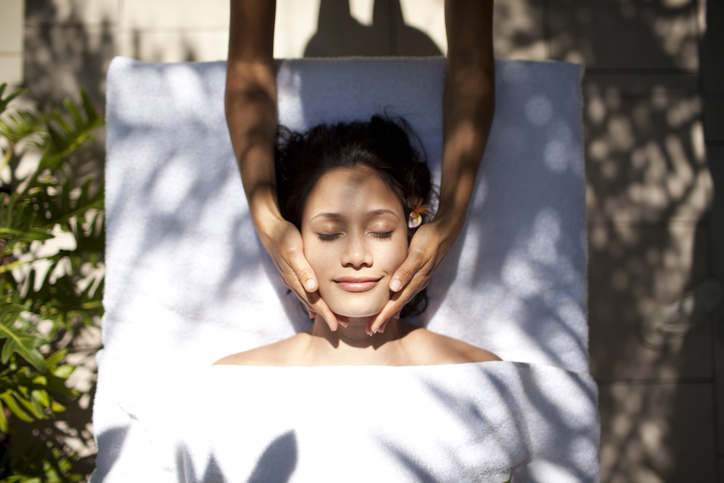 Massagem melhora o fluxo sanguíneo, ajuda a combater inchaço e diminui a concentração de toxinas. Foto: Getty Images.