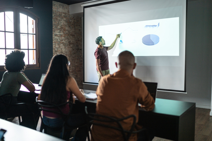 Ao optar por um curso técnico, é preciso considerar fatores importantes como a disponibilidade de tempo de estudo. Foto: Getty Images.