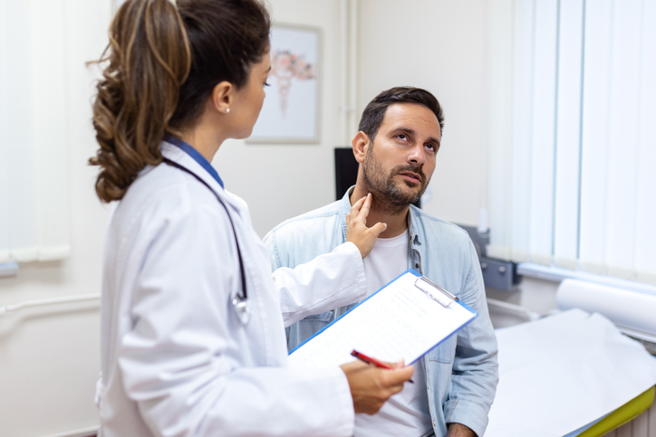 Quando a tireoide não funciona corretamente, pode liberar hormônios em quantidade insuficiente ou em excesso. Foto: Getty Images.