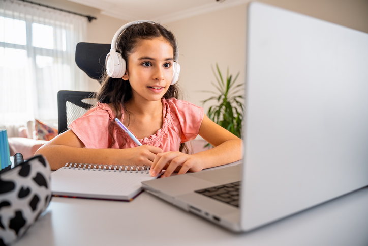 Aulas síncronas e assíncronas são dois métodos de ensino que se adaptam à realidade da educação a distância. Foto: Getty Images.