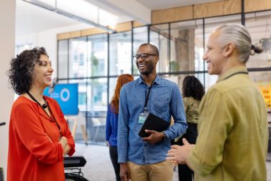 O networking é a arte de construir e manter uma rede de contatos que pode ser valiosa para o sucesso de uma carreira ou negócio no mundo profissional. Foto: Getty Images.