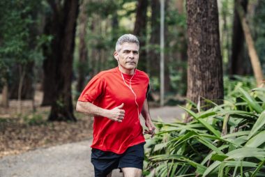 Antes de começar a correr, é importante buscar orientações de profissionais para não cometer erros e prejudicar a saúde. Foto: Getty Images.