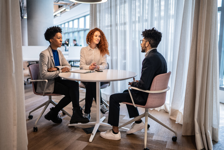 É normal o entrevistador perguntar sobre seu currículo e experiências na entrevista de emprego. Foto: Getty Images.