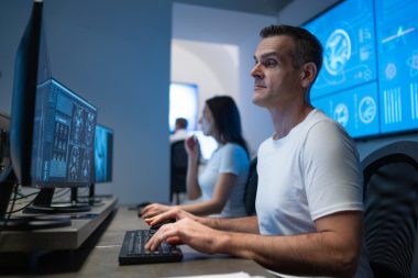 Líderes podem diminuir a apreensão ao focar no aumento do potencial e da produtividade de cada um com a ajuda da IA. Foto: Getty Images.