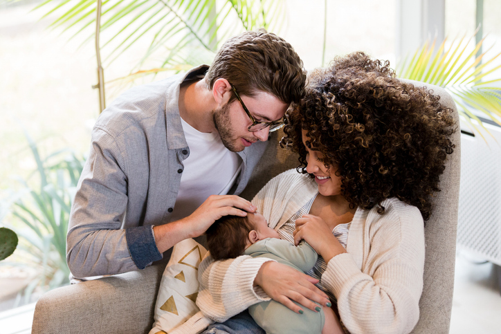 Amamentação também favorece a mãe, reduzindo as chances de diversas doenças. Foto: Getty Images.