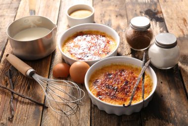 Para conseguir preparar um creme brûlée perfeito, os ingredientes precisam ser de qualidade. Foto: Getty Images.