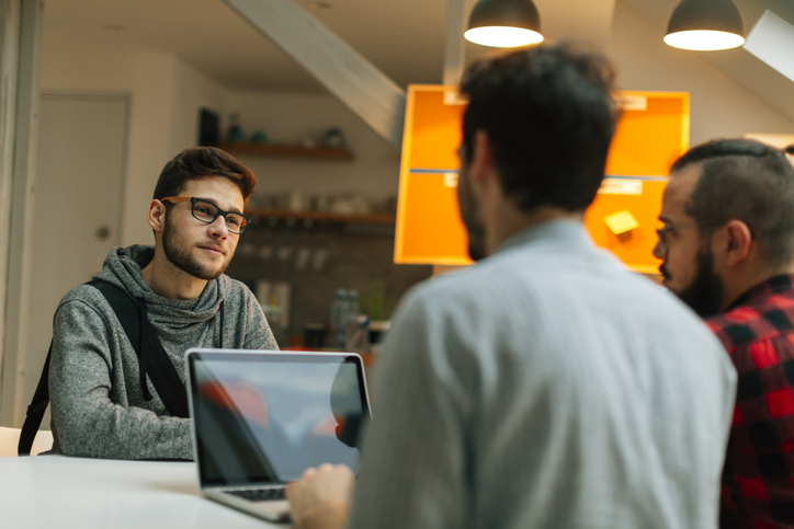 O ideal é fazer poucas, mas boas, perguntas para não se estender mais do que o esperado na entrevista de emprego. Foto: Getty Images.