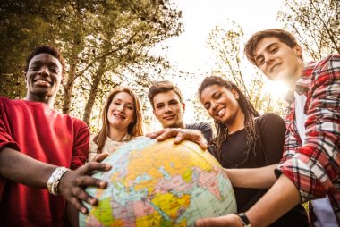 Muitos jovens desenvolvem um papel extraordinário para promover um futuro melhor para a humanidade. Foto: Getty Images.