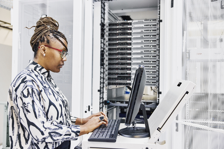 O técnico de Tecnologia da Informação (TI) é um profissional que exerce uma função vital atualmente. Foto: Getty Images.