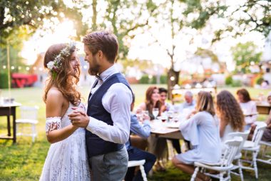 O casamento não precisa acontecer num salão de buffet. Foto: Getty Images.