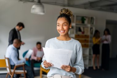 Tenha consciência de que o seu trabalho beneficia pessoas, organizações e a sociedade. Foto: Getty Images.