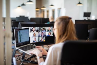 Modelos organizam o ambiente de trabalho e delimitam o local onde os funcionários realizam suas tarefas. Foto: Getty Images.