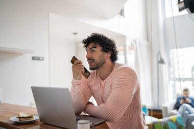 O robô não consegue mudar sua opinião e, portanto, não mantém um curso dinâmico da conversa. Foto: Getty Images.