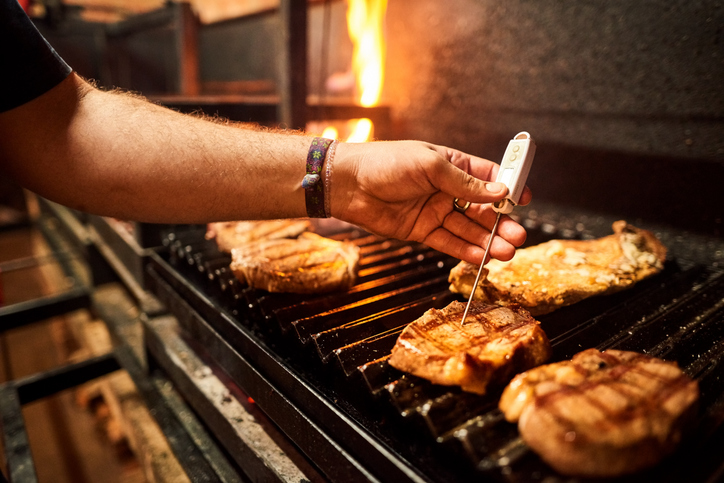 A forma mais fácil de verificar se você atingiu o ponto desejado da carne é usar um termômetro. Foto: Getty Images.