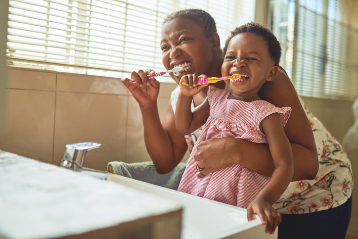 Use as cerdas mais macias para não causar danos ao esmalte do dentes. Foto: Getty Images.