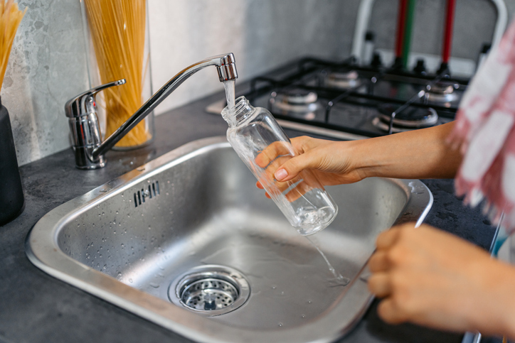 Coloque apenas água para reduzir o risco de proliferação de bactérias. Foto: Getty Images.