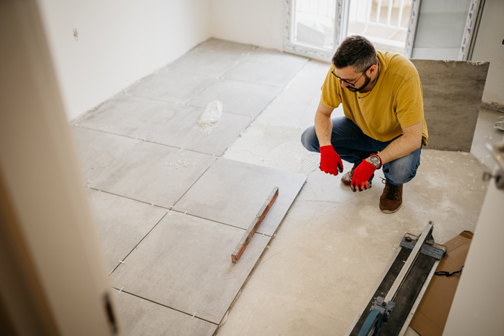 Um detalhe que pode passar despercebido é o sentido da instalação do piso. Foto: Getty Images.