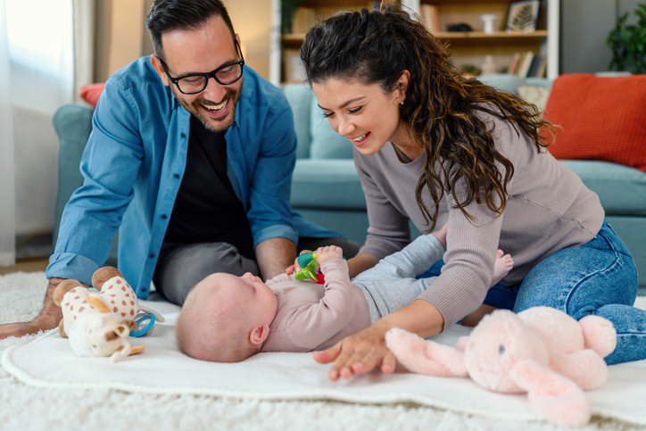 Há muitas brincadeiras para estimular os bebês. Foto: Getty Images.