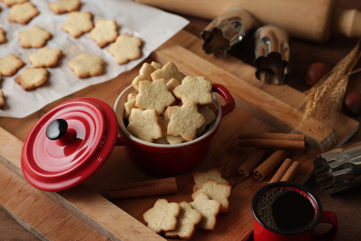 Para fazer os famosos biscoitinhos, a dica é investir em cortadores específicos de Natal. Foto: Getty Images.