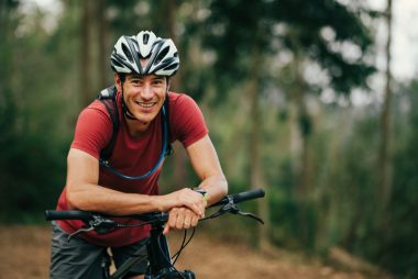 A repetição dos movimentos ao pedalar ajuda a sincronizar os impulsos nervosos, reduzindo o esforço mental. Foto: Getty Images.