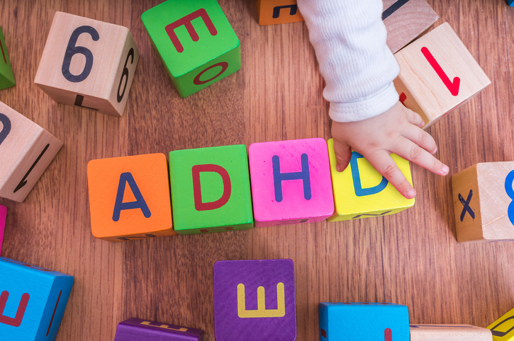 Habilidades de leitura e escrita podem se desenvolver de maneiras não tradicionais em pessoas com autismo não verbal. Foto: Getty Images.