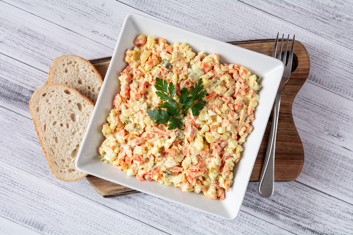 A salada de batata sempre está na mesa dos brasileiros, geralmente acompanhada de maionese. Foto: Getty Images.