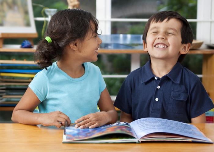 Ler livros com as crianças desde cedo auxilia no processo de aprendizagem. Foto: Getty Images.