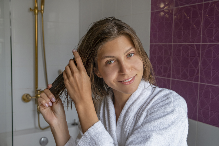 A frequência ideal depende do tipo de cabelo, da textura, da idade e do uso de produtos de modelagem. Foto: Getty Images.