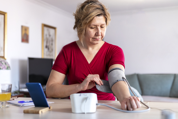 A demência é uma doença crônica progressiva sem cura e pode ser prevenida pela redução de fatores de risco, como a hipertensão não tratada. Foto: Getty Images.