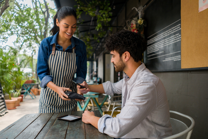 Efeito cashless: gastamos mais com cartões e pagamentos digitais. Foto: Getty Images.