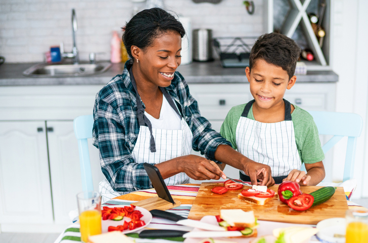 Crianças sempre precisam da supervisão dos adultos em qualquer etapa na cozinha. Foto: Getty Images.