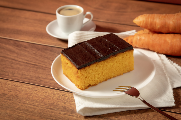 Confira a receita e prepare um delicioso bolo de cenoura. Foto: Getty Images.