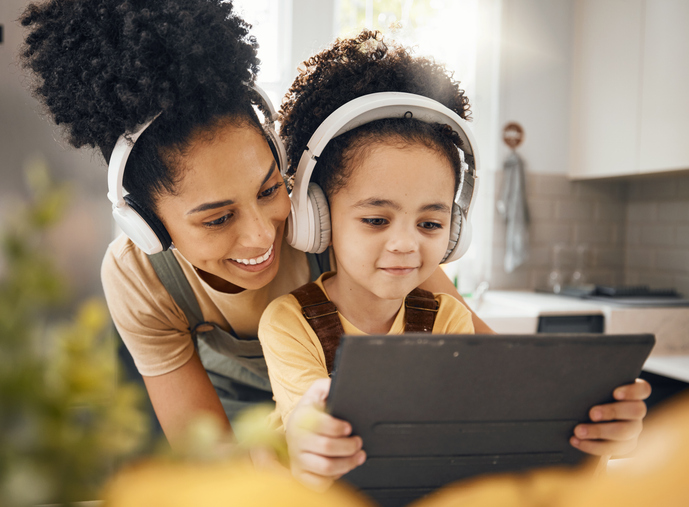 Inúmeras canções infantis colaboram para estimular o aprendizado. Foto: Getty Images.