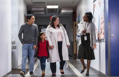 Educação parental pretende tapar as lacunas que aparecem na vida corrida do dia a dia em relação aos cuidados com os filhos. Foto: Getty Images.