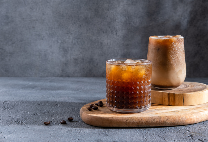 Café pode ser consumido gelada em combinações saborosas. Foto: Getty Images.