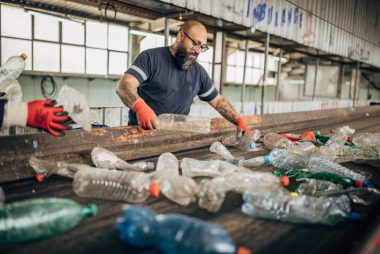 A reciclagem envolve a transformação das garrafas em flocos que serão derretidos e moldados em novos produtos. Foto: Getty Images.