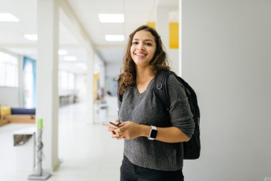 Escolas podem desempenhar um papel fundamental em aumentar a motivação dos alunos ao promover um ambiente de pertencimento. Foto: Getty Images.