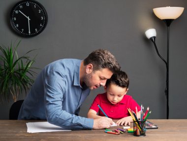 A qualidade dos cuidados na primeira infância, incluindo a sensibilidade e a responsividade dos cuidadores, é fundamental para o desenvolvimento social e emocional das crianças. Foto: Getty Images.