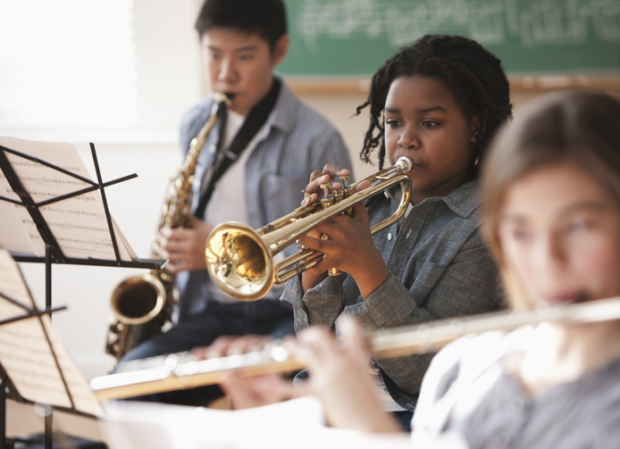 Estudos mostram que a música pode estimular diversas áreas do cérebro simultaneamente. Foto: Getty Images.