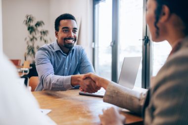 Para conseguir um emprego melhor, busque cursos de qualificação. Foto: Getty Images.