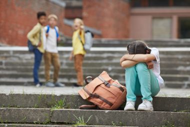 É fundamental que os profissionais da educação estejam aptos a identificar sinais de bullying. Foto: Getty Images.