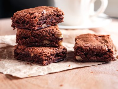 O brownie deve estar firme nas bordas e levemente úmido no centro. Foto: Getty Images.