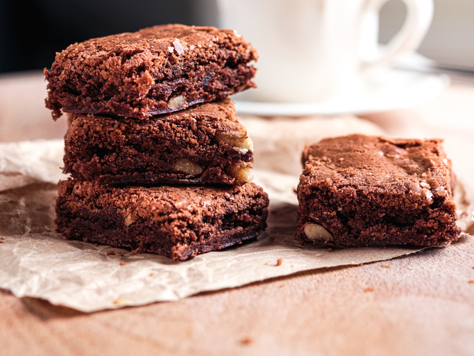 O brownie deve estar firme nas bordas e levemente úmido no centro. Foto: Getty Images.