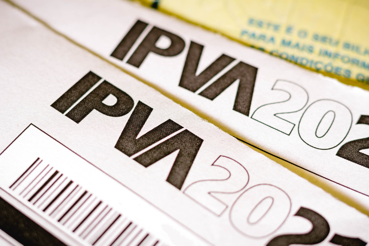 Se a dívida do IPVA não for paga, o proprietário pode enfrentar consequências, como cobrança judicial e impedimentos administrativos. Foto: Getty Images.