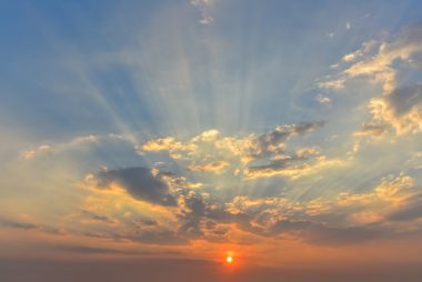 O buraco na camada de ozônio é uma preocupação ambiental global que afeta a proteção natural da Terra contra a radiação ultravioleta (UV) do Sol. Foto: Getty Images.