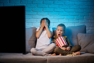 Garotos expostos a conteúdos violentos na infância apresentavam maior tendência a comportamentos antissociais na adolescência. Foto: Getty Images.