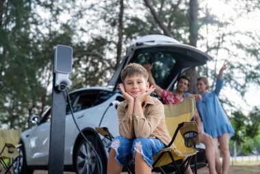 Carros elétricos ajudam a diminuir a dependência de recursos não renováveis. Foto: Getty Images.