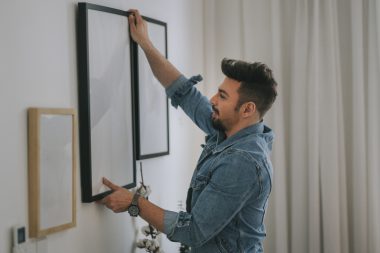 Se você é fã de quadros e quer montar uma galeria, faça a distribuição dos quadros no chão para visualizar o resultado antes de pendurar. Foto: Getty Images.