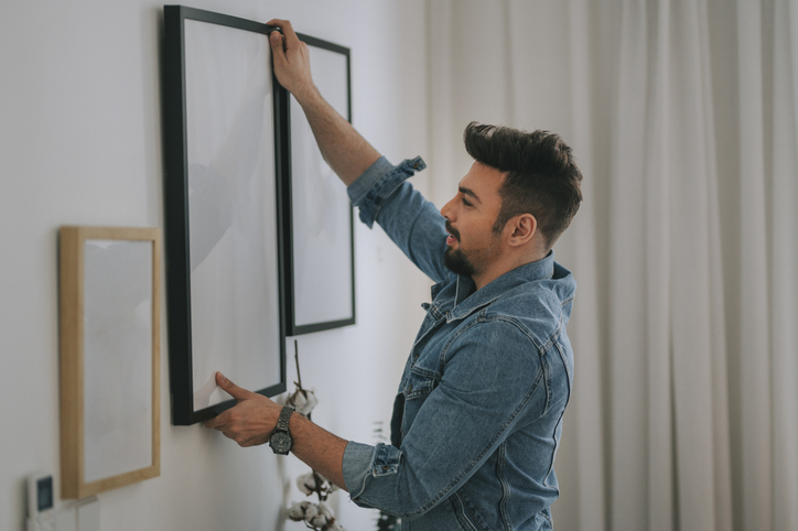 Se você é fã de quadros e quer montar uma galeria, faça a distribuição dos quadros no chão para visualizar o resultado antes de pendurar. Foto: Getty Images.