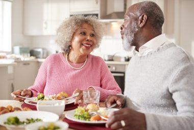 Embora algumas doenças tenham influência genética, pesquisadores reforçam que o estilo de vida e o ambiente exercem um impacto muito maior na longevidade. Foto: Getty Images.